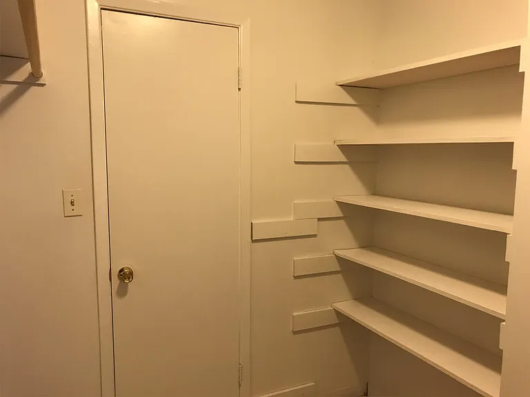 37 Log Pl — Photo 9