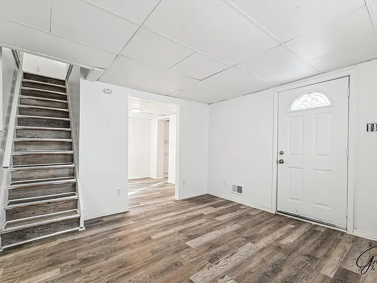 2615 Emmons Ave — Photo 5