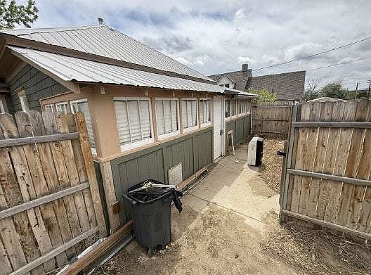 4th image of 216 Indiana Ave