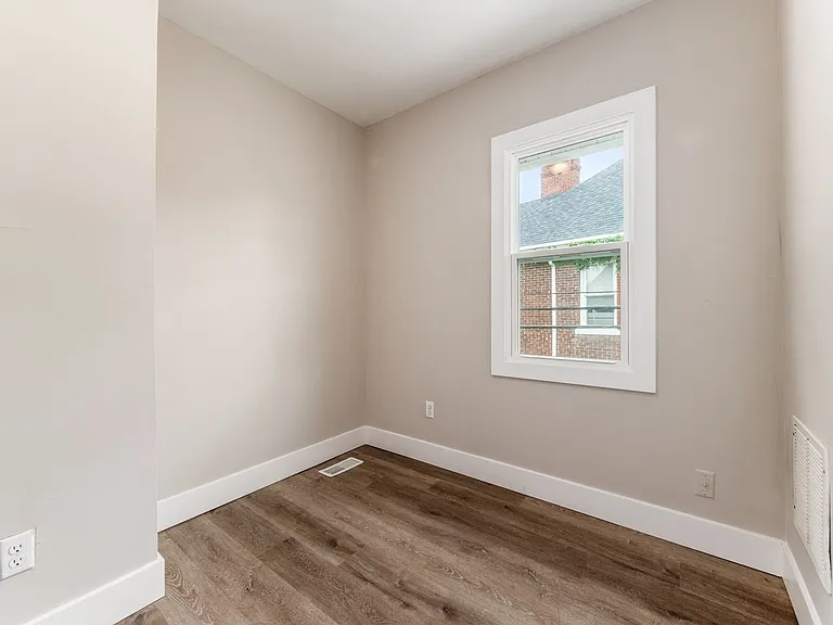 949 E Long St — Photo 23