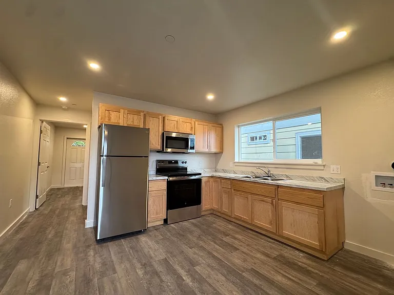 967 W Harris St — Photo 2