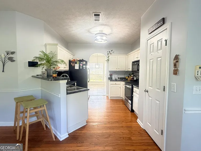 645 Highpoint Way — Photo 5
