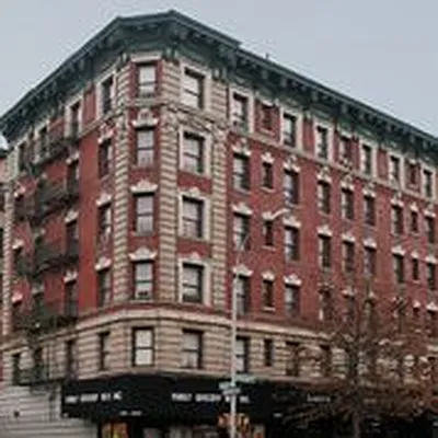 Rented by Perry Associates NYC Inc | media 24