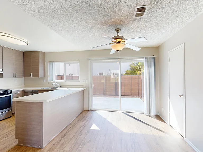 Huntington Vista — Photo 96
