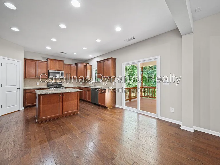 1912 Madeira Cir — Photo 10
