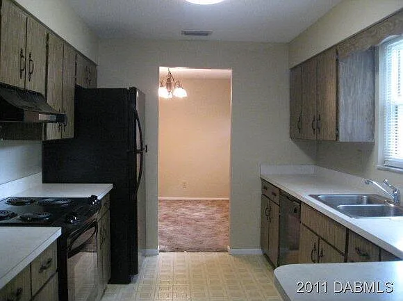 3 bed, 2.0 bath, 1602 sqft, $2,350 — Photo 2