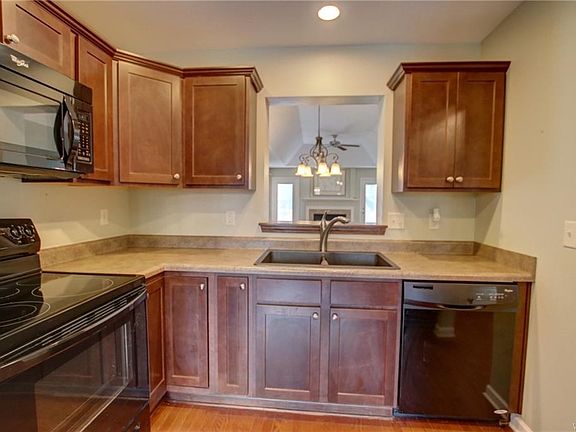 3rd image of 21 Blossom Wood Ln