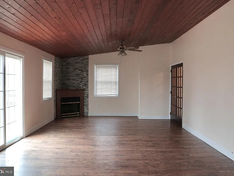 102 E Main St — Photo 15