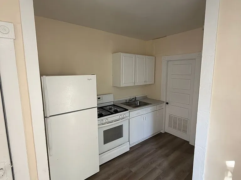 12 Varney St #2-R — Photo 3