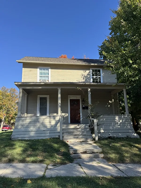 3 bed, 1.0 bath, 1293 sqft, $1,350 — Photo 2