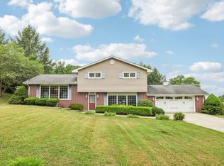 625 Palo Alto Dr, Ellwood City, PA 16117