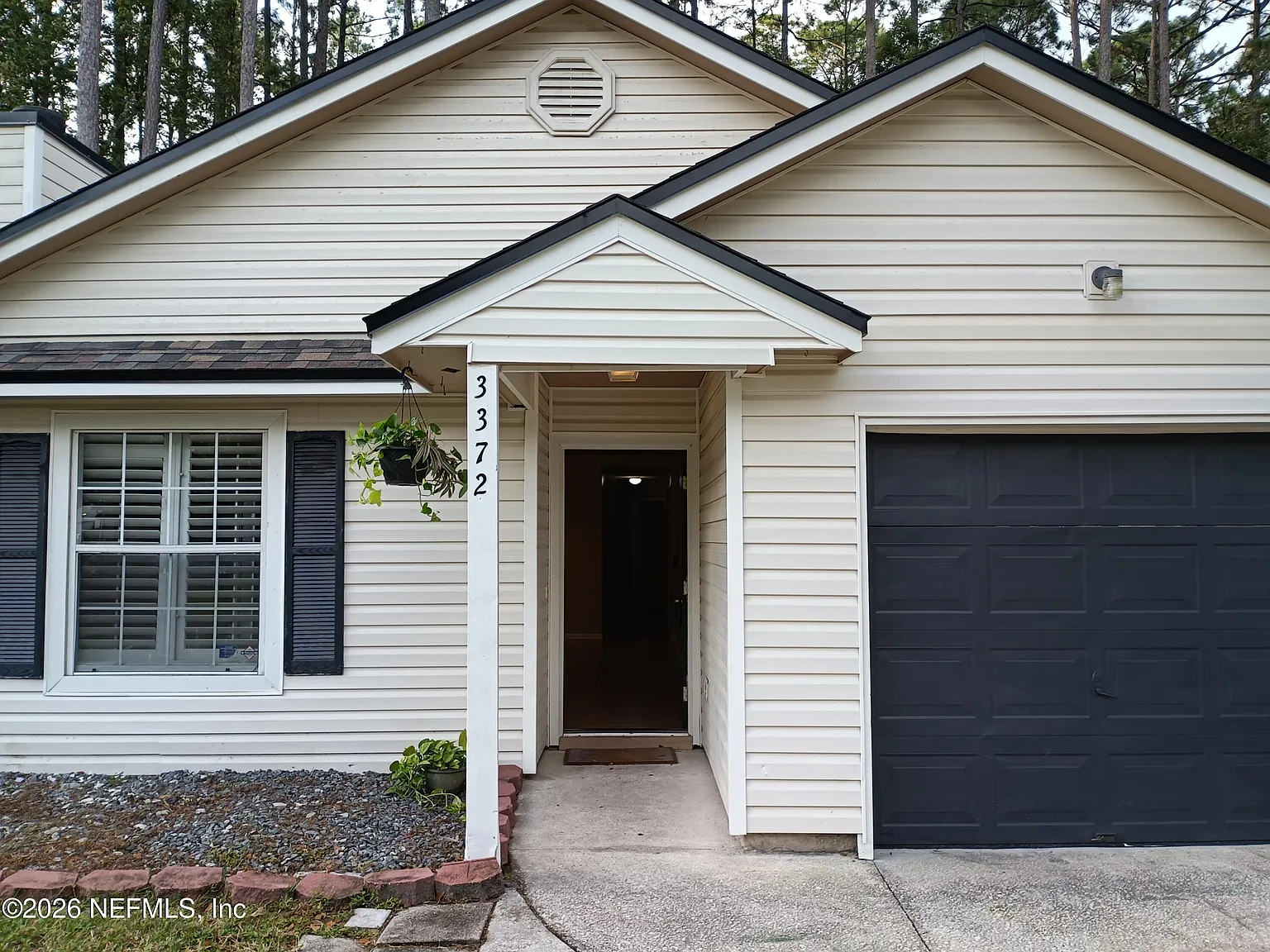 3 bed, 2.0 bath, 1296 sqft, $1,750 — Photo 2