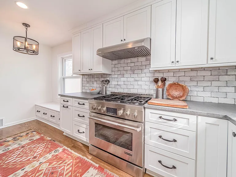 5170 N Bay Ridge Ave — Photo 2