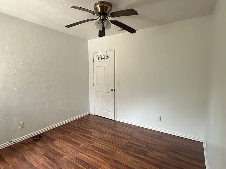 5839 Thorn St — Photo 2