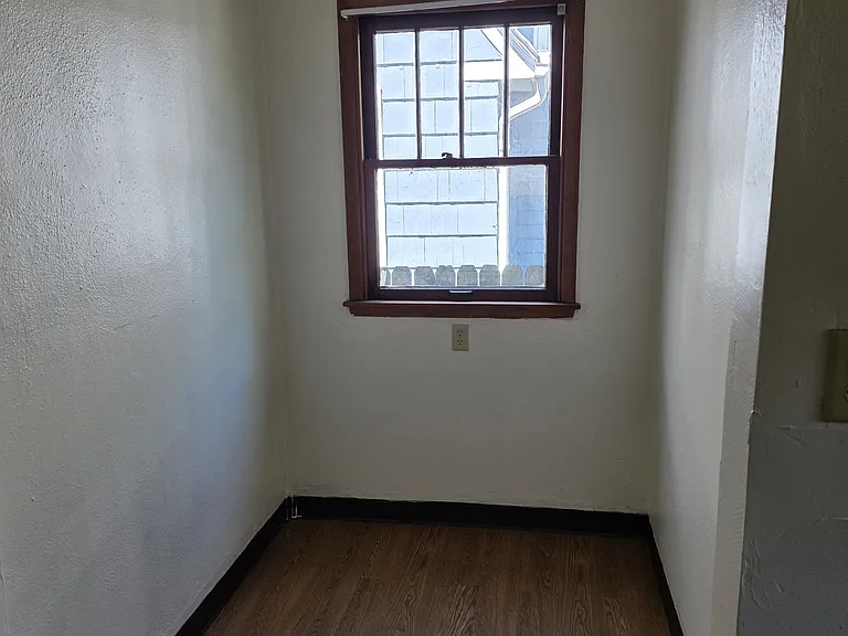 E Court St — Photo 10