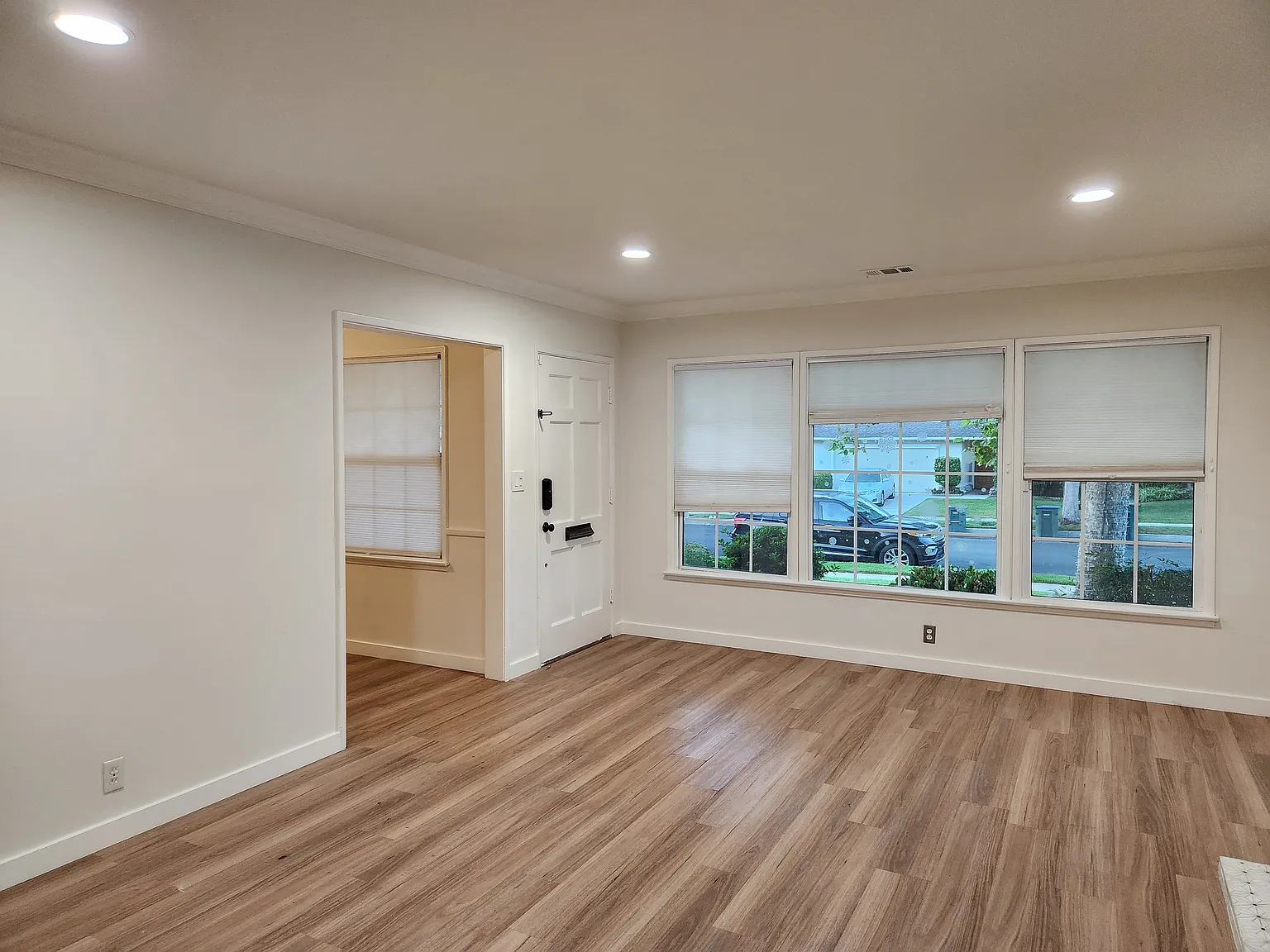 3 bed, 1.5 bath, 1391 sqft, $4,395 — Photo 3