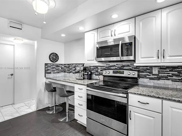 1000 Parkview Dr, Hallandale, FL