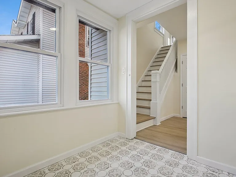 4 Lincoln Pl — Photo 3