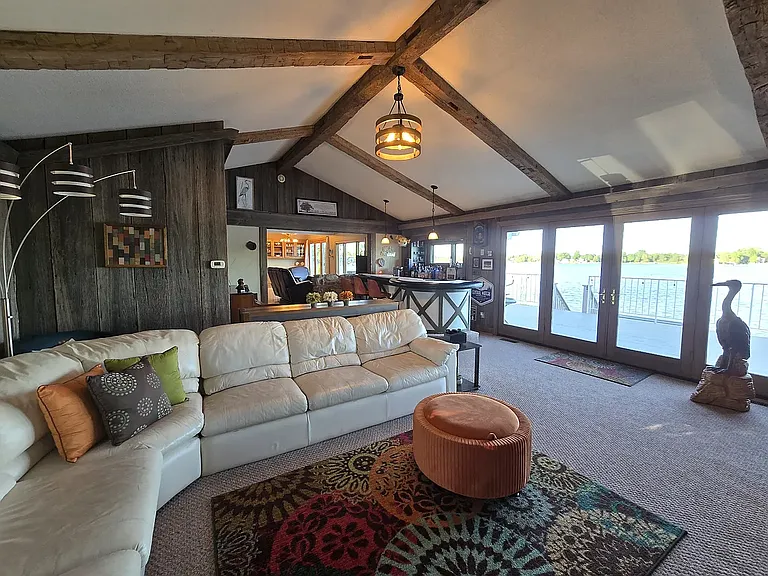 338 Lake Dr — Photo 9