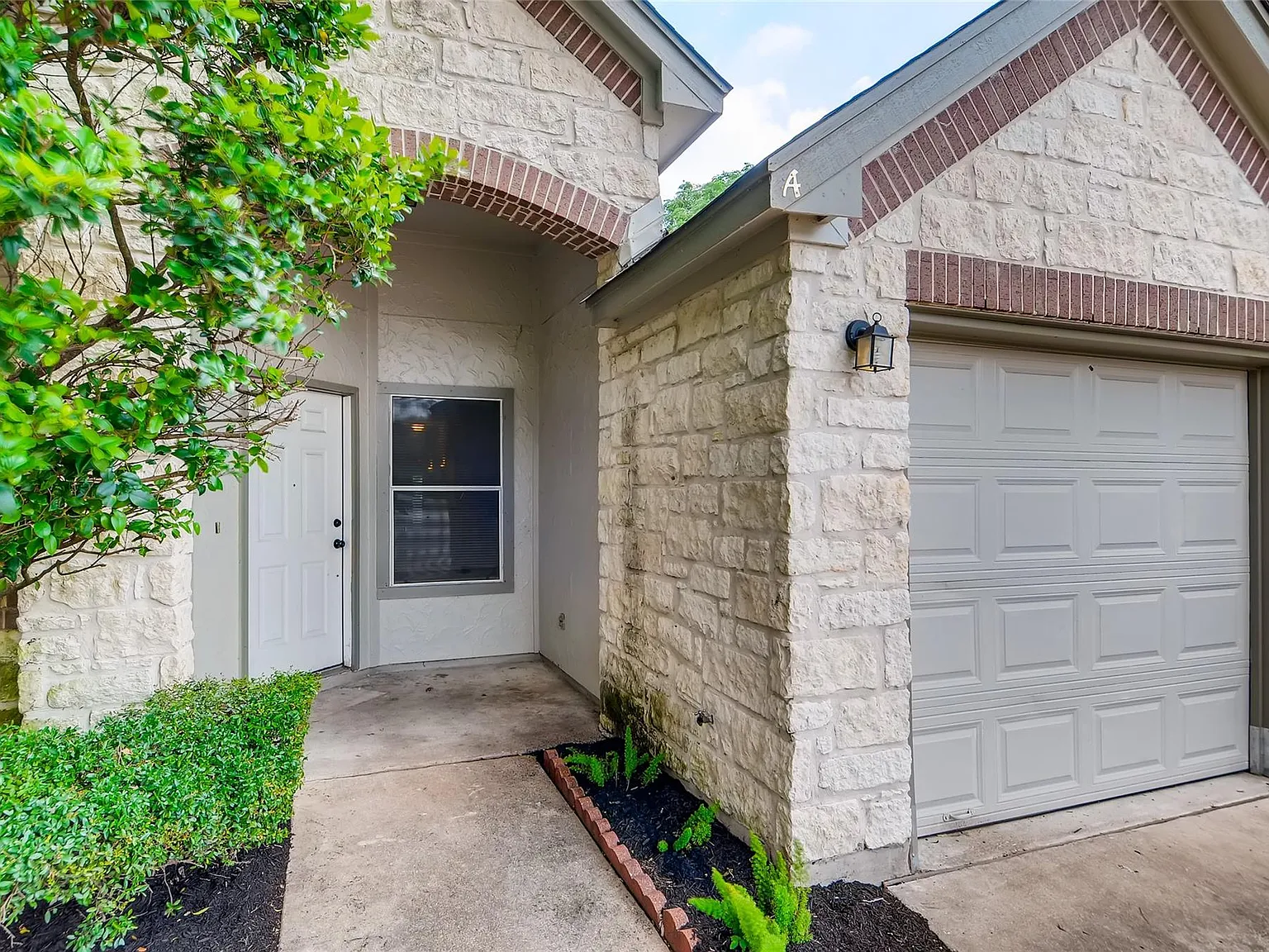 3 bed, 2.0 bath, 1206 sqft, $1,850 — Photo 3