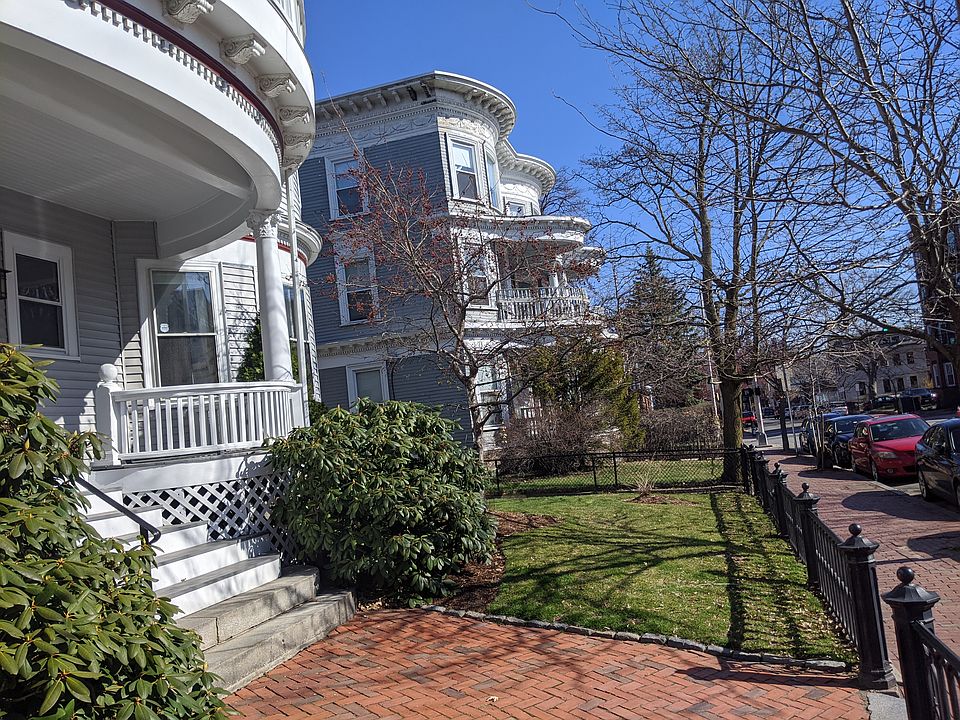 front yard... the unit overlooks this, but is well above the street