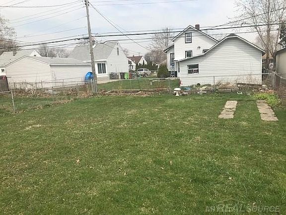 4th image of 17467 Lowell St