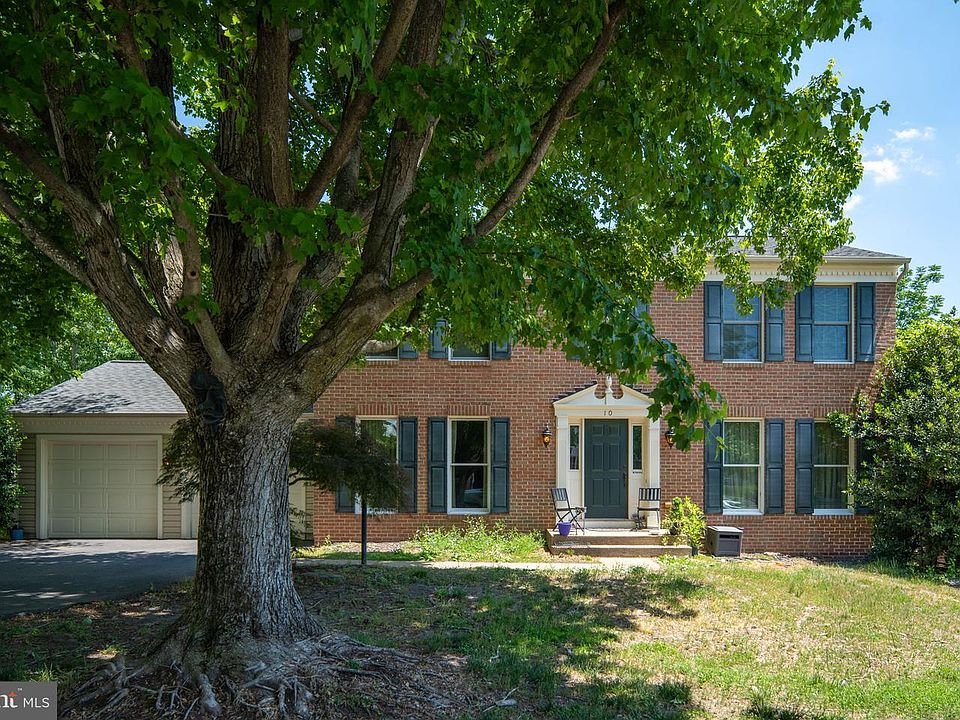 1st image of 10 Bridgeport Cir