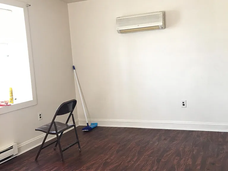 210 E 16th St #1B — Photo 9