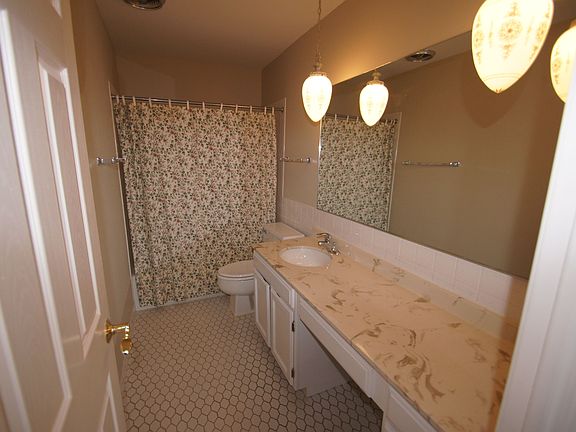 5th image of 140 Franklin Pl E APT 203