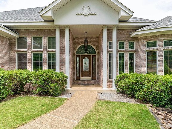 3rd image of 8 Guindola Cir