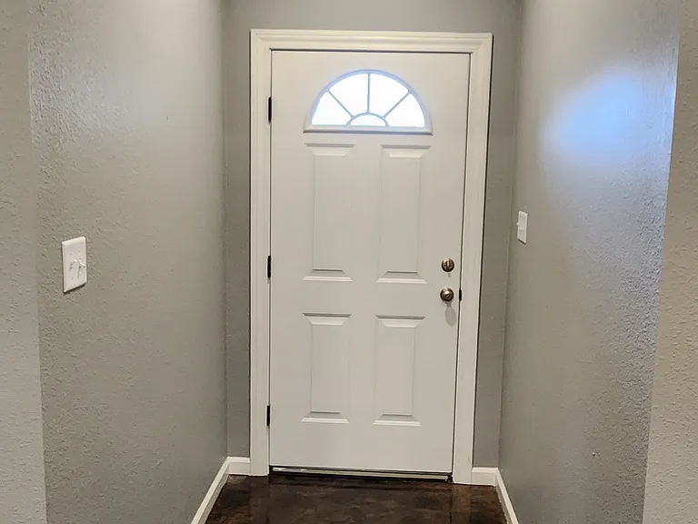 2204 Everett Dr — Photo 2