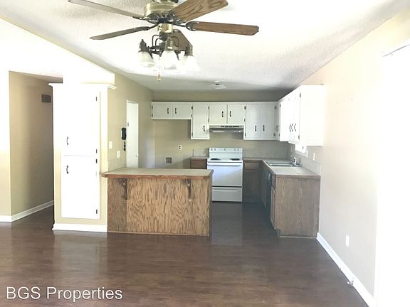 3rd image of 1009 Pennell Ln