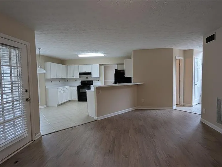 710 Suwanee Lakes Cir — Photo 9