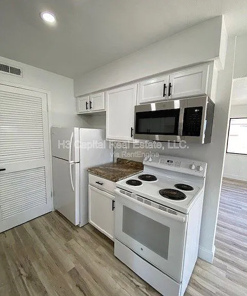 11-17 Kensington Heights — Photo 24