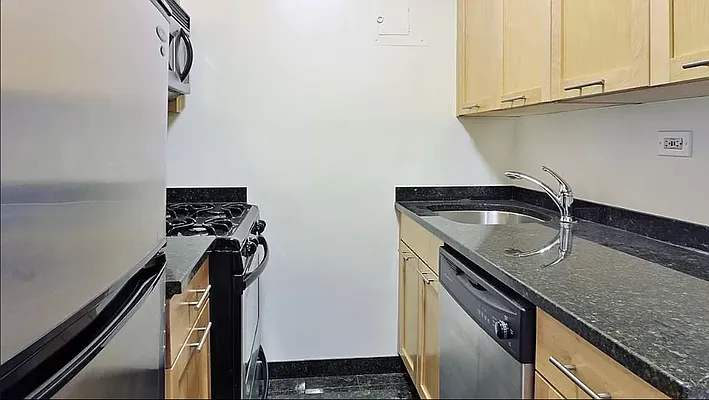 Rented by Manhattan Realty Group | media 31