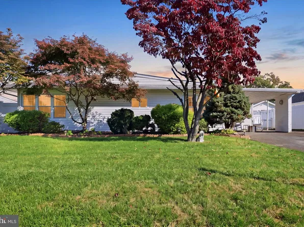 24 Fireside Ln, Levittown, PA 19055