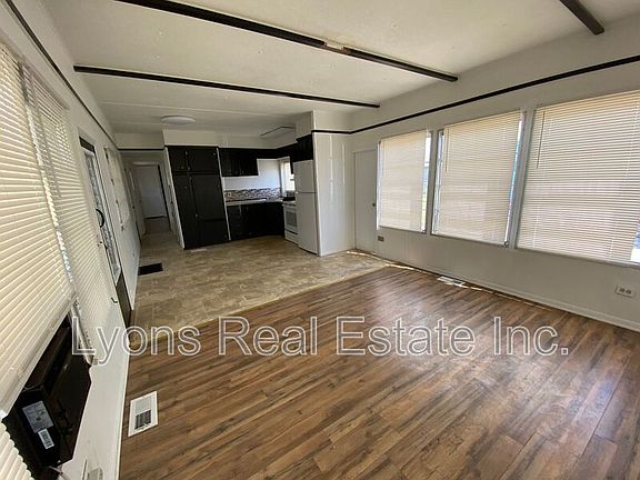 4th image of 121 Coachlight Ave