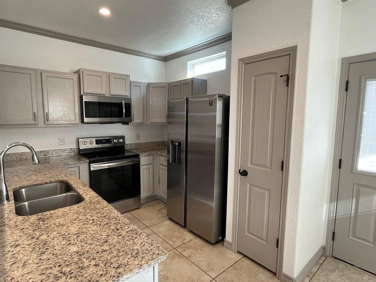 3 bed, 2.5 bath, 1324 sqft, $1,650 — Photo 2