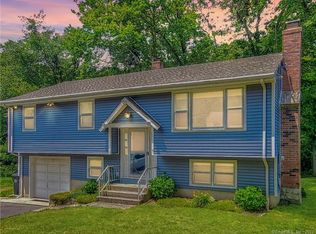 7 Dell Dr, Uncasville, CT 06382