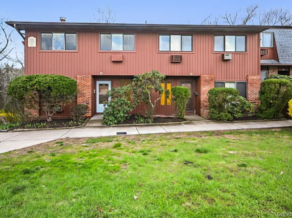 105 Coachlight Square, Montrose, NY 10548