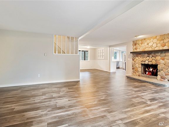 Spacious Family Room, brand New Laminate Floors throughout downstairs!