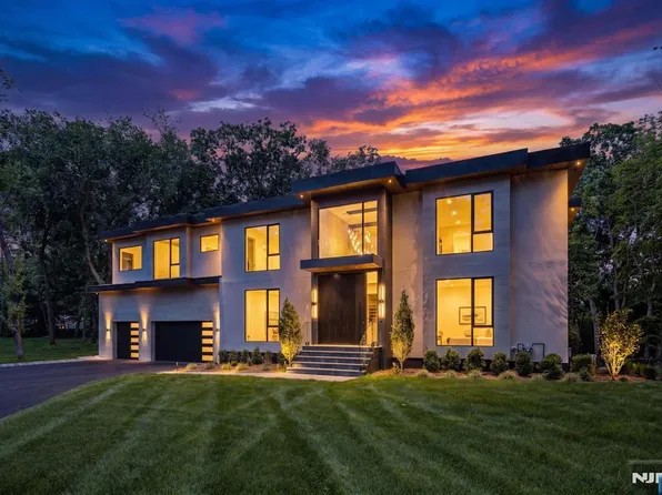 911 Hilltop Ter, Franklin Lakes, NJ 07417