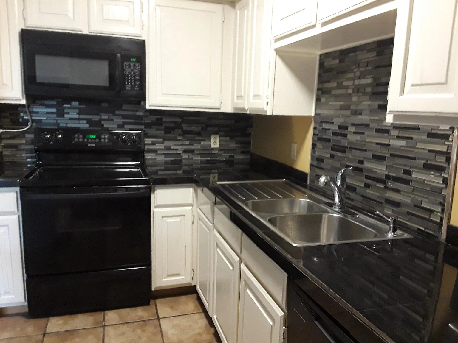 2 bed, 1.5 bath, 958 sqft, $1,700 — Photo 2