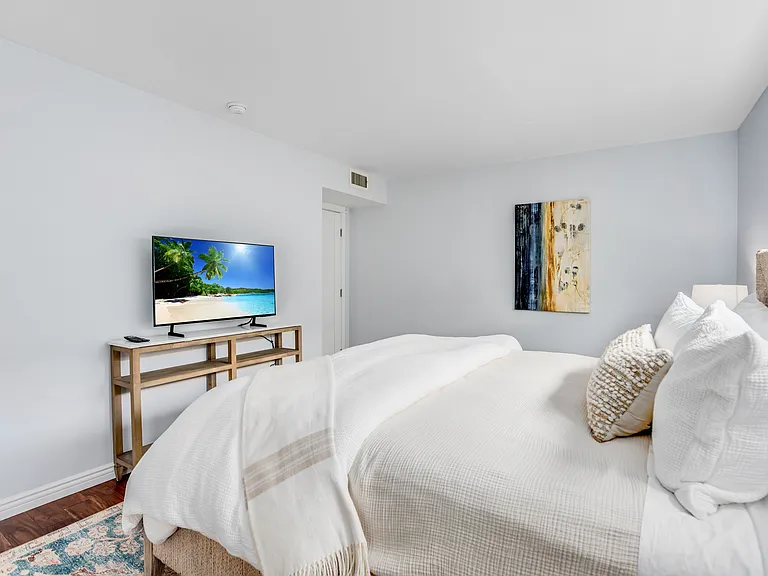 1522 Ynez Pl — Photo 16