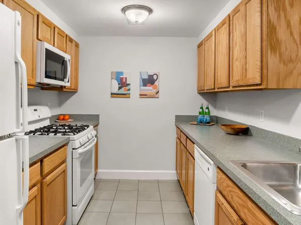 1885 Lexington Avenue 5D image 3 of 8