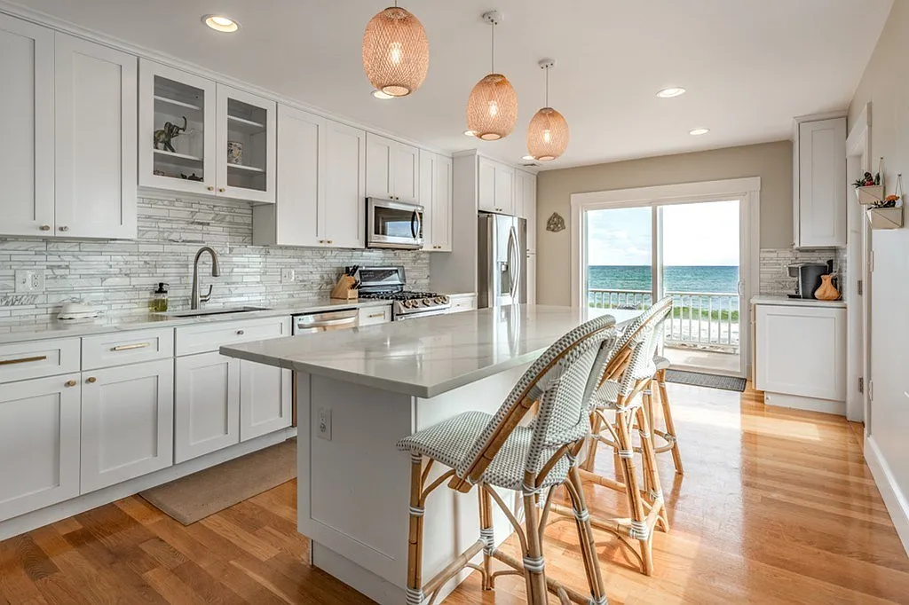 3 bed, 2.0 bath, 2100 sqft, $5,000 — Photo 1