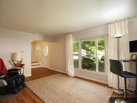 4th image of 3217 Farmbrook Ct