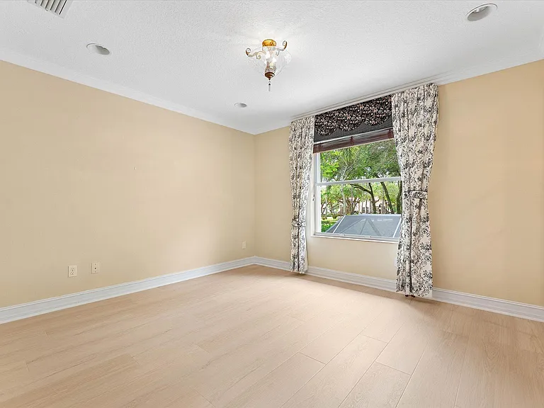 8882 Hidden Acres Dr — Photo 32