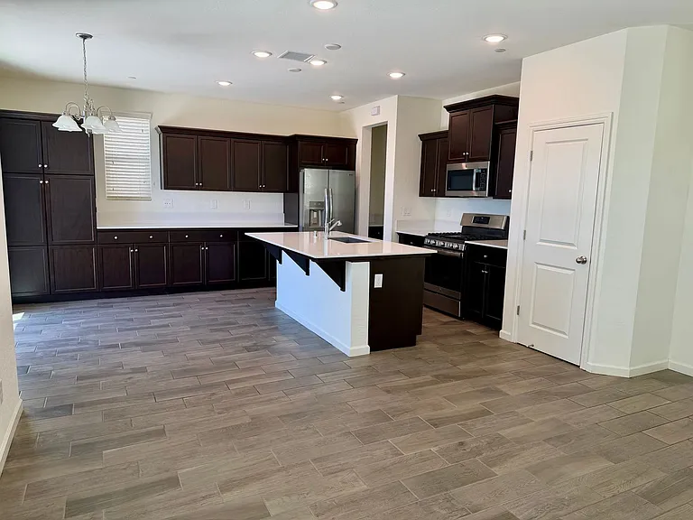 2062 N Perry Ln — Photo 7