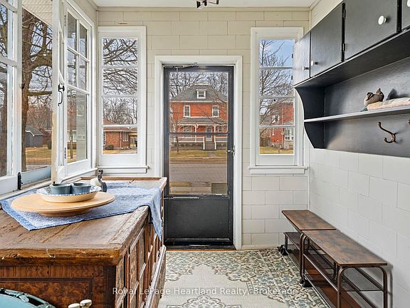 4th image of 122 Nelson St E